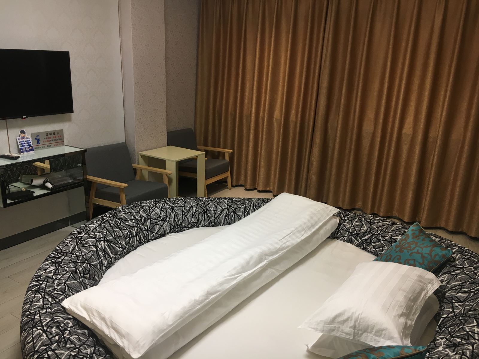 大圆床房