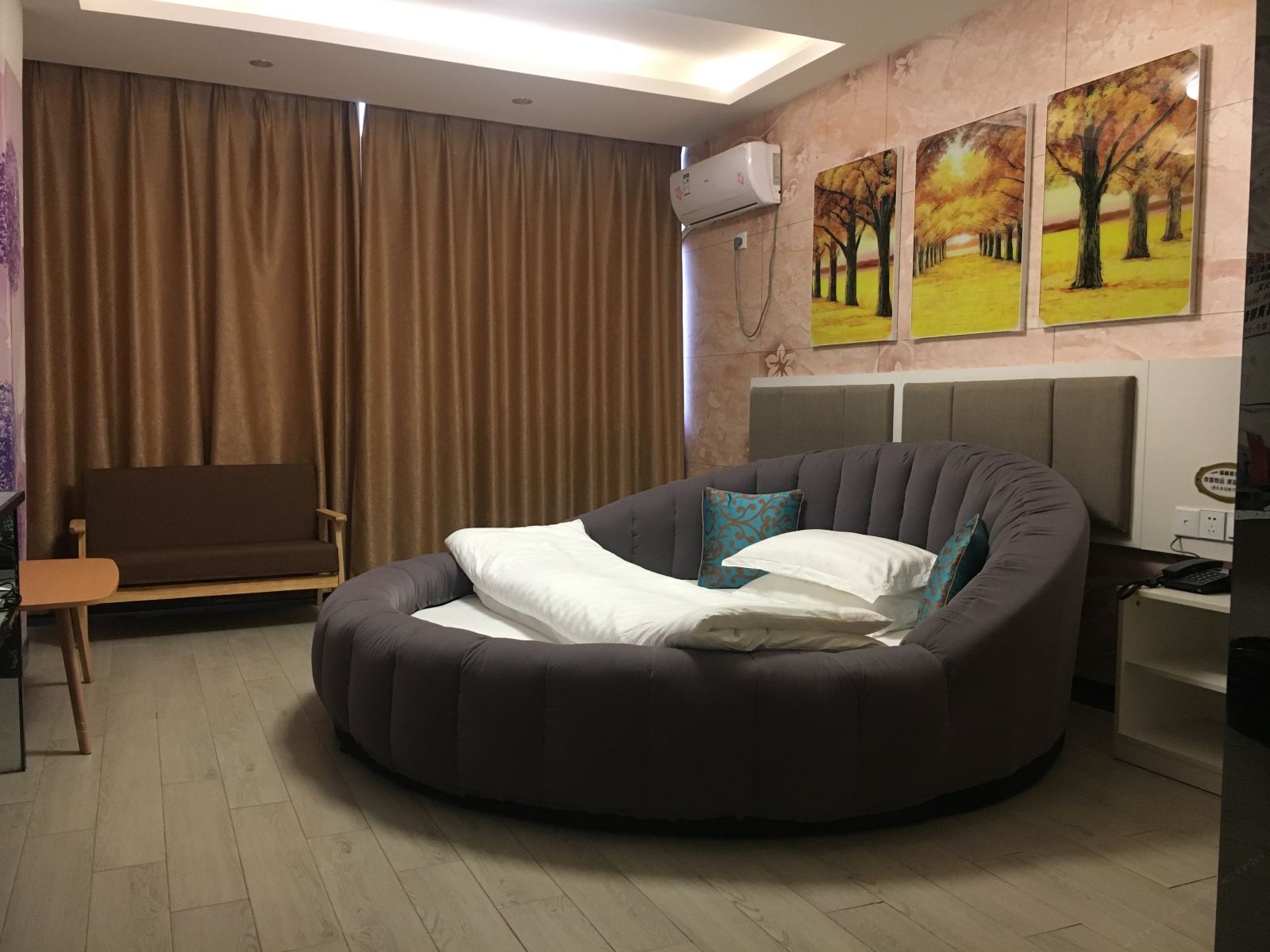 大圆床房