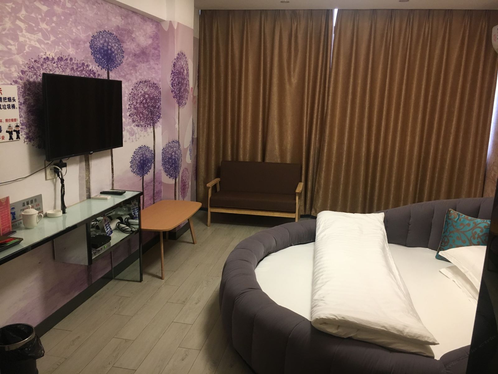 大圆床房