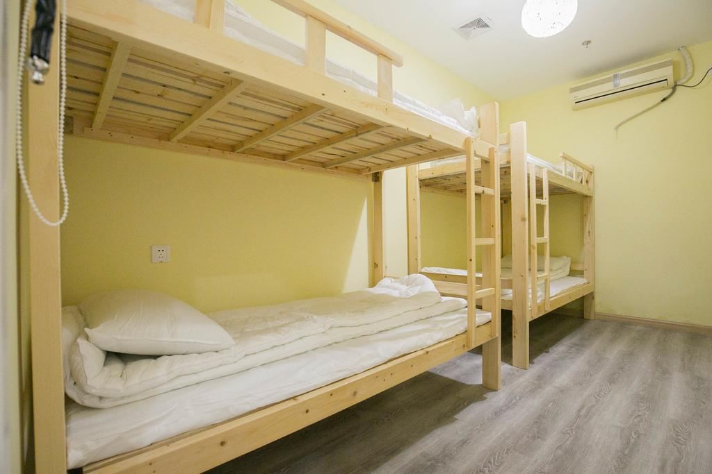 古镇风情粉色小屋6人床位间