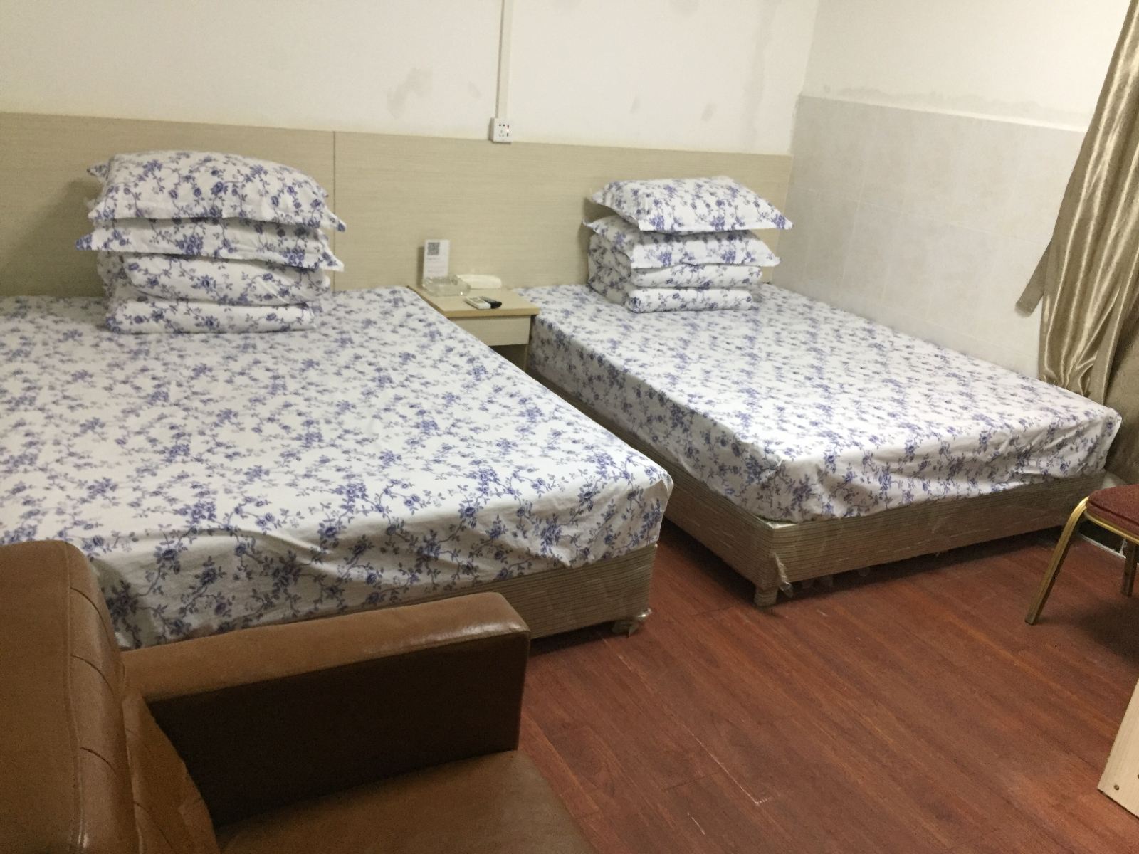 舒适双床间