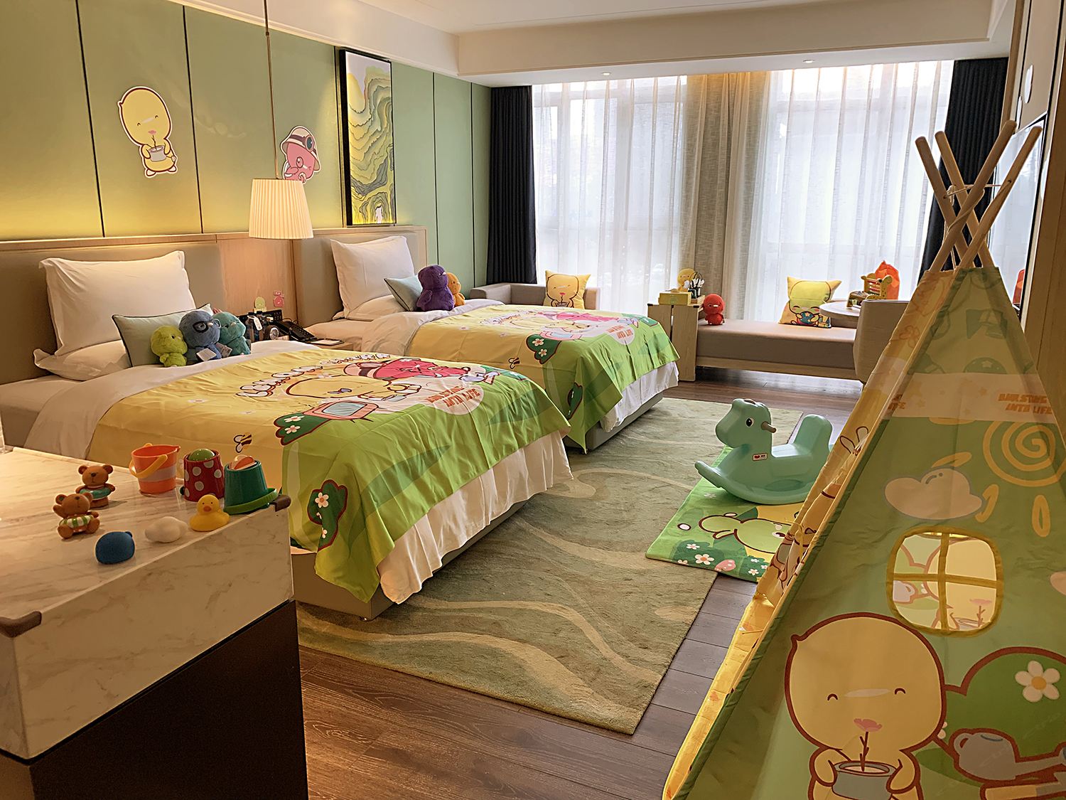 酷芽小鸡彩虹主题双床房