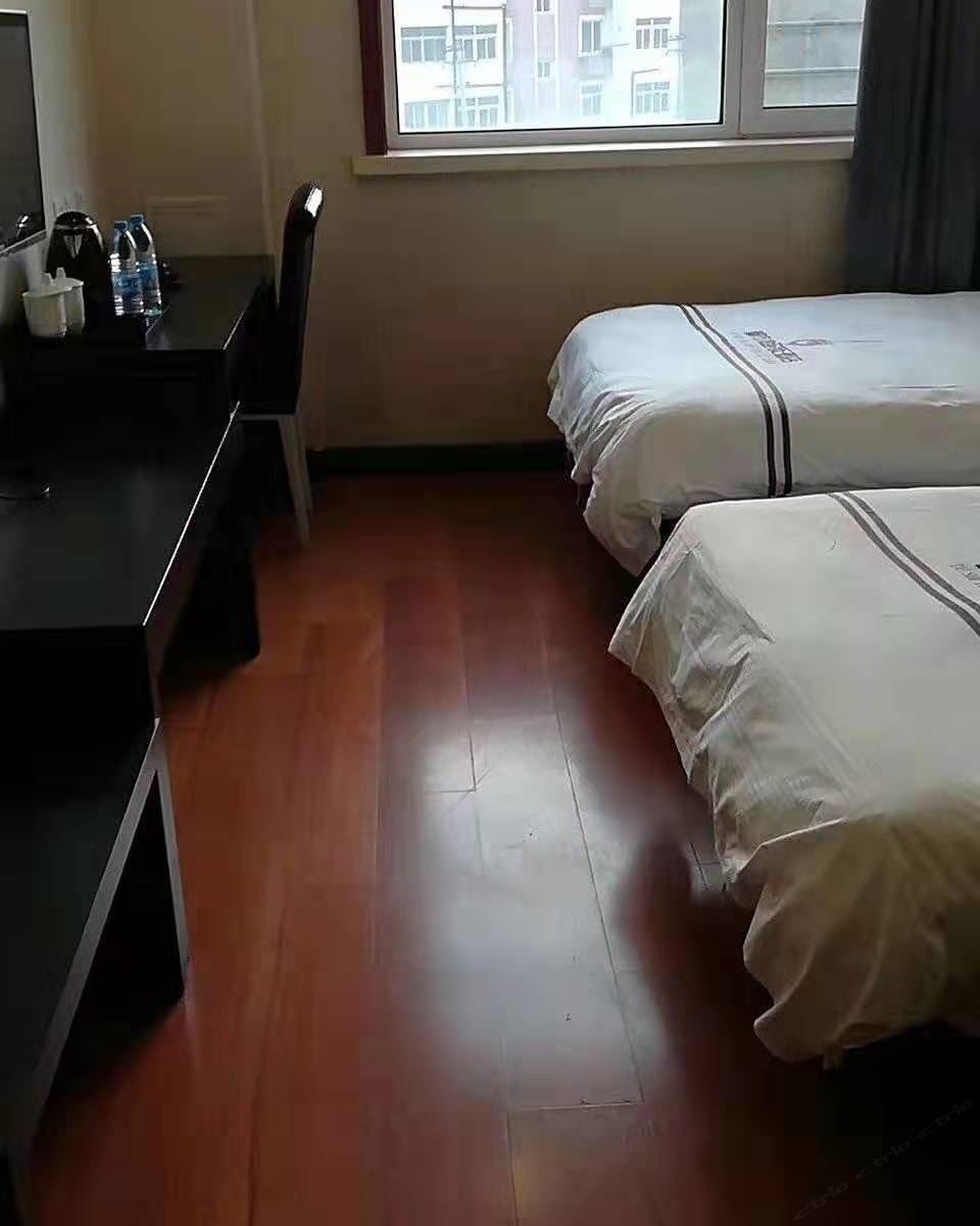 阳光双床房