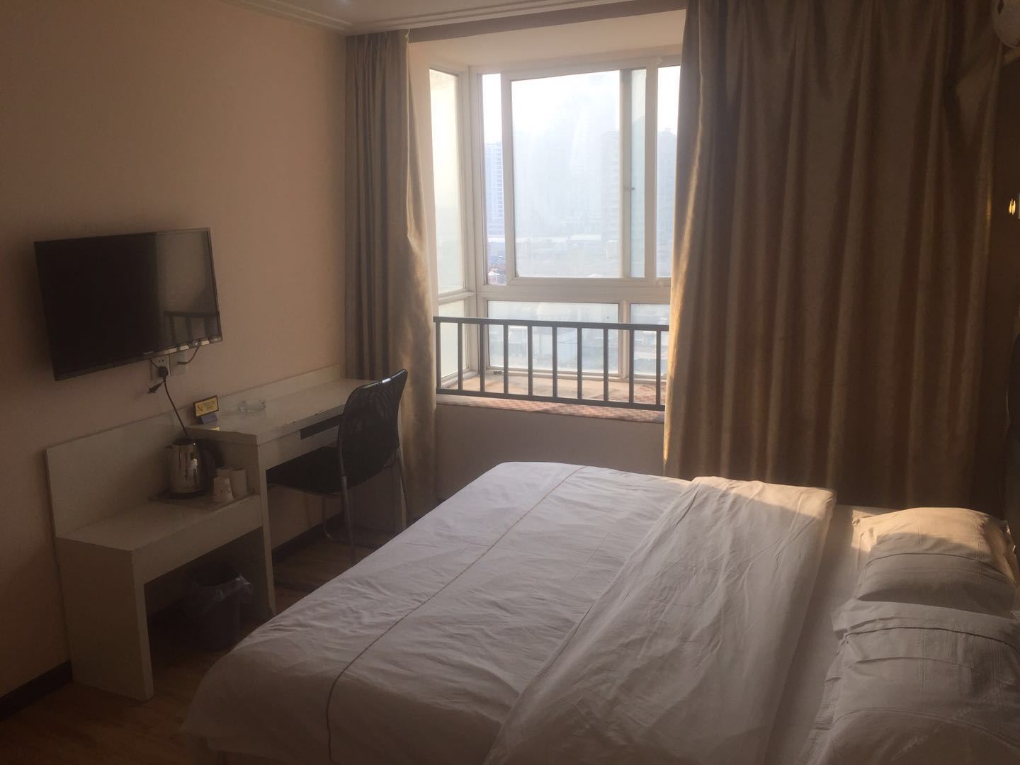 豪华飘窗大床房