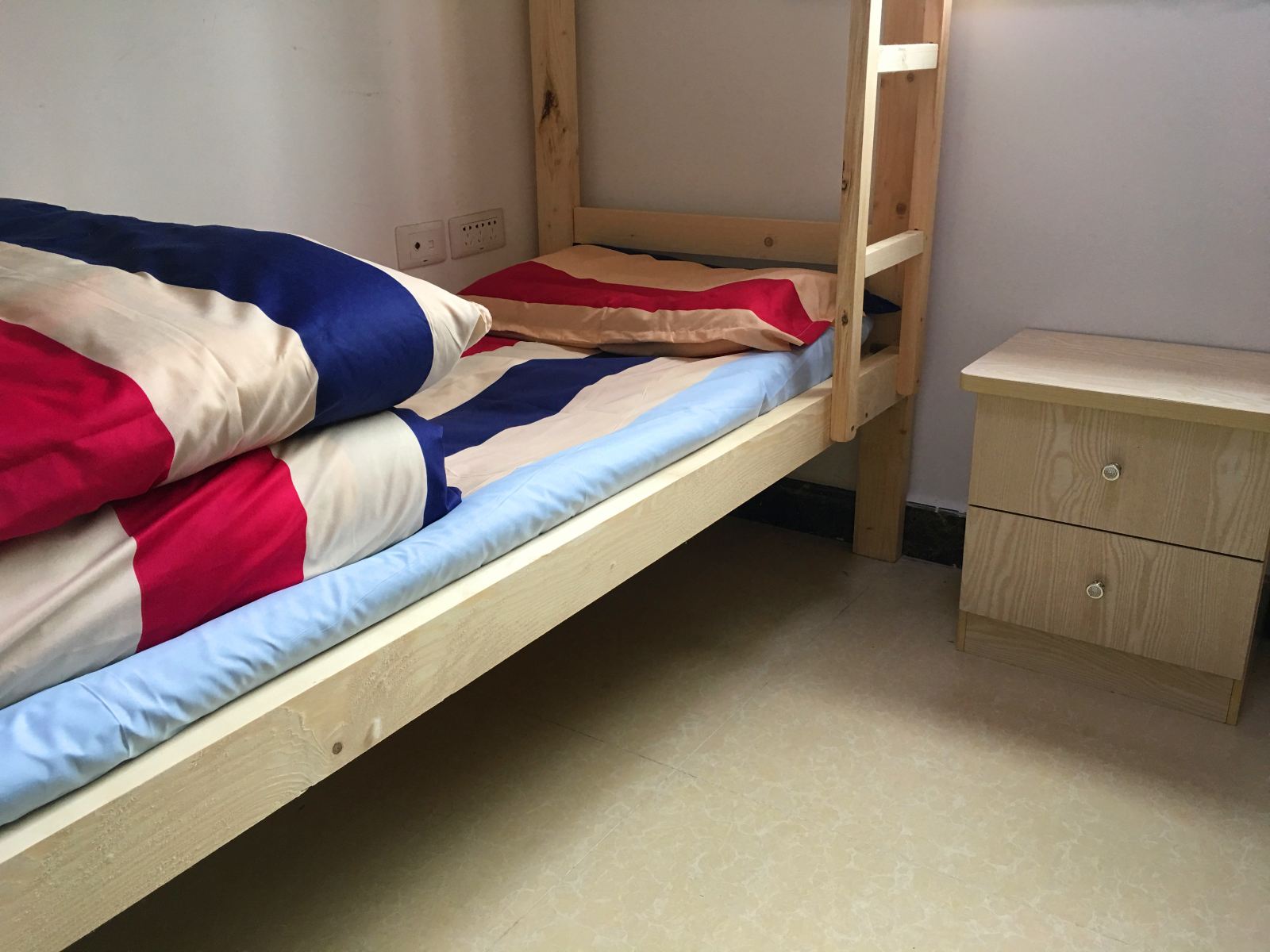 男生四人床位间