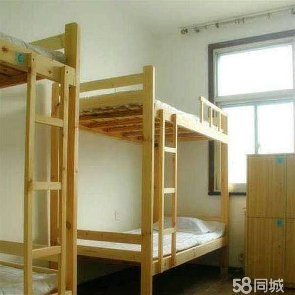 男生四人间(床位房，公共卫浴)