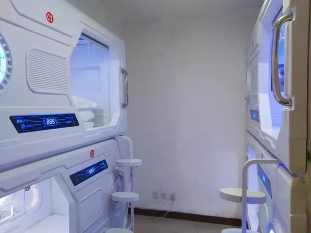 豪华舱4人间(床位房)(公共卫浴)