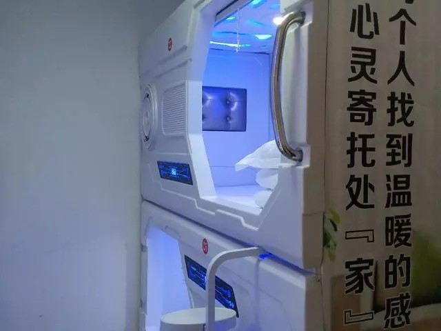 豪华舱4人间(床位房)(公共卫浴)
