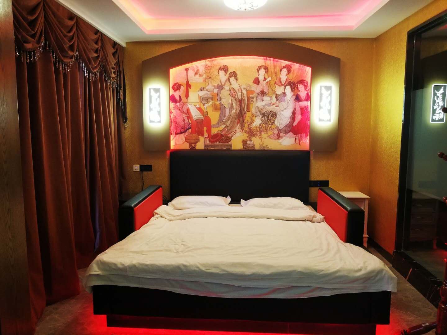 宫廷影院水床房