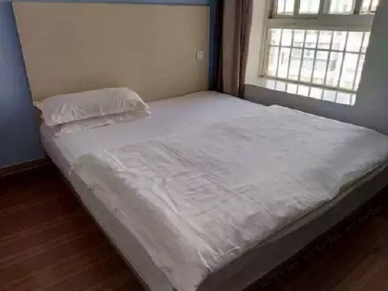 情侣阳光大床房