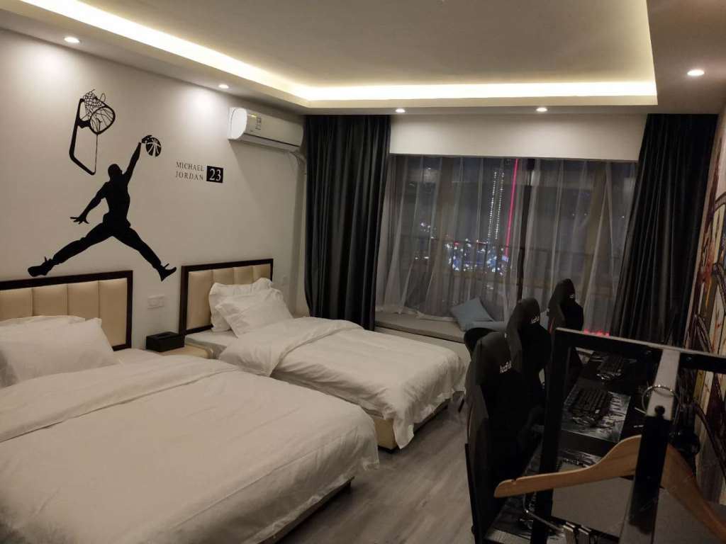 美式主题电竞三人间