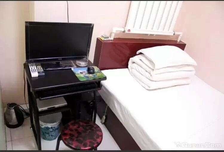 标准大床房(无窗)(公共卫浴)