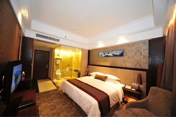 假日温馨大床房