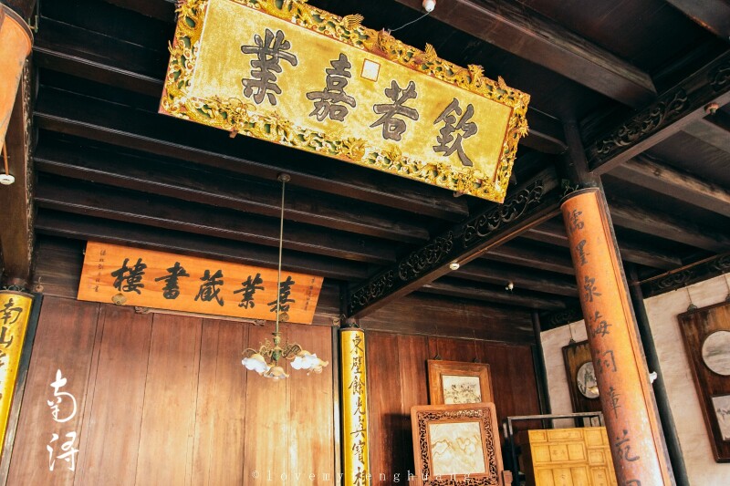 嘉业堂藏书楼在嘉业楼的正厅悬挂着"钦若嘉业"的九龙金扁,对于刘承干