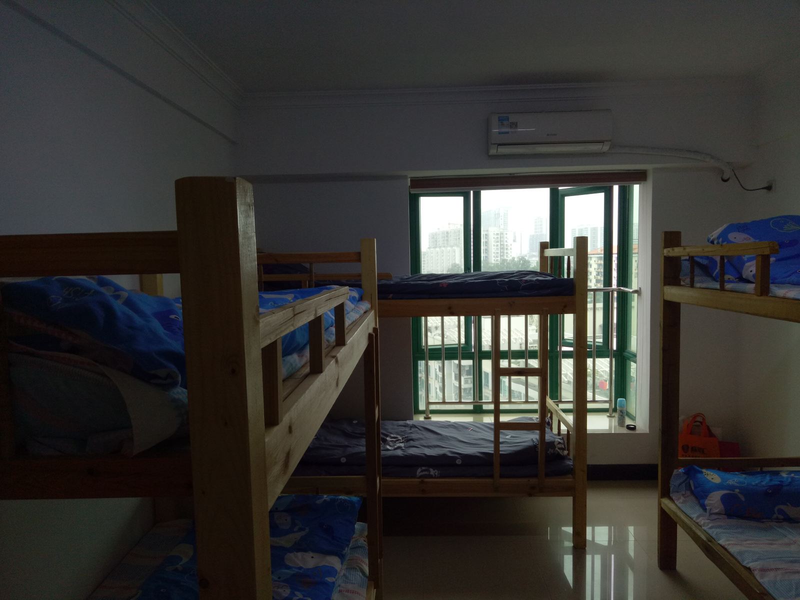 六人间(床位房)(公共卫浴)