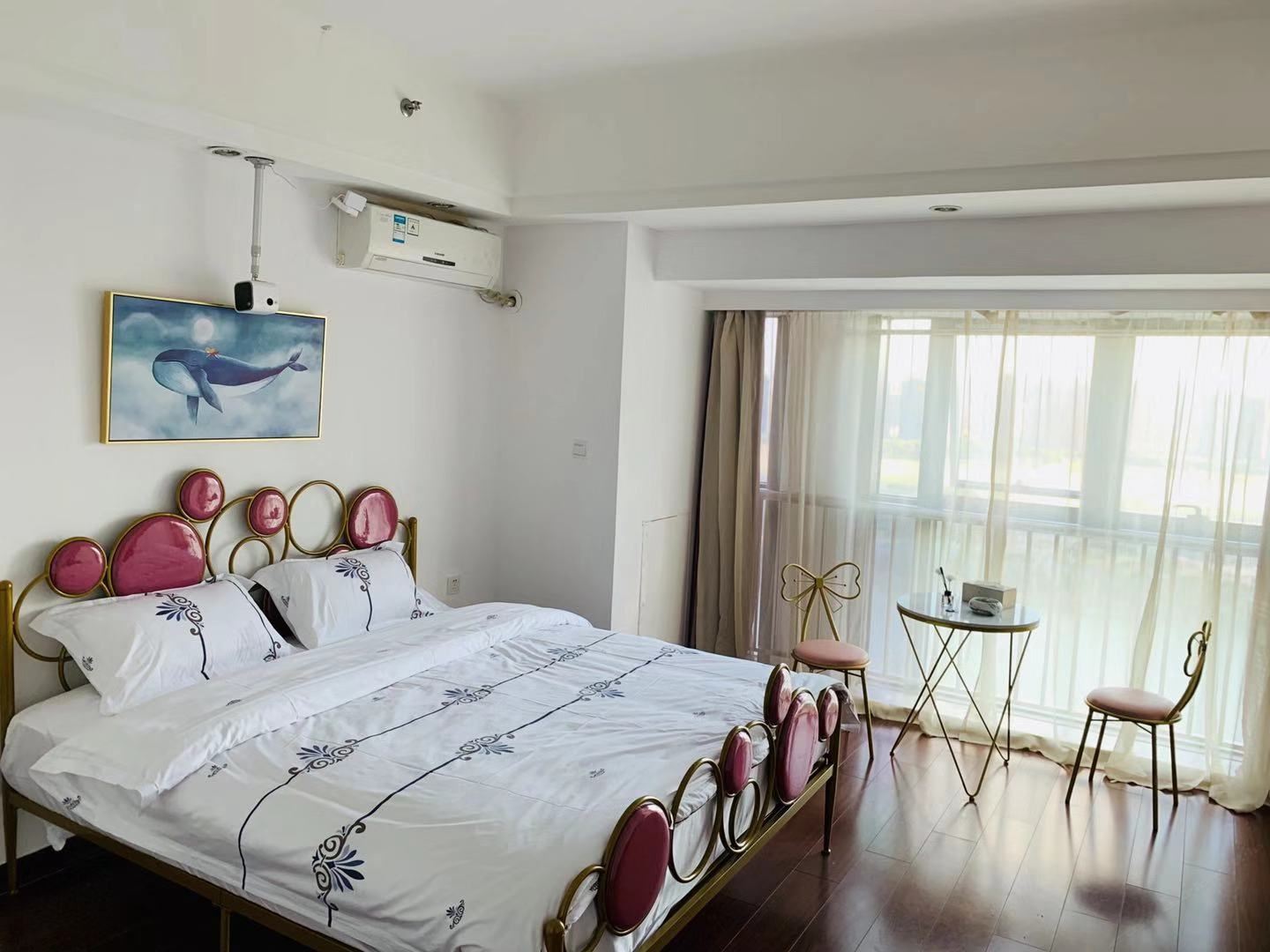 仙后座巨幕投影大床房