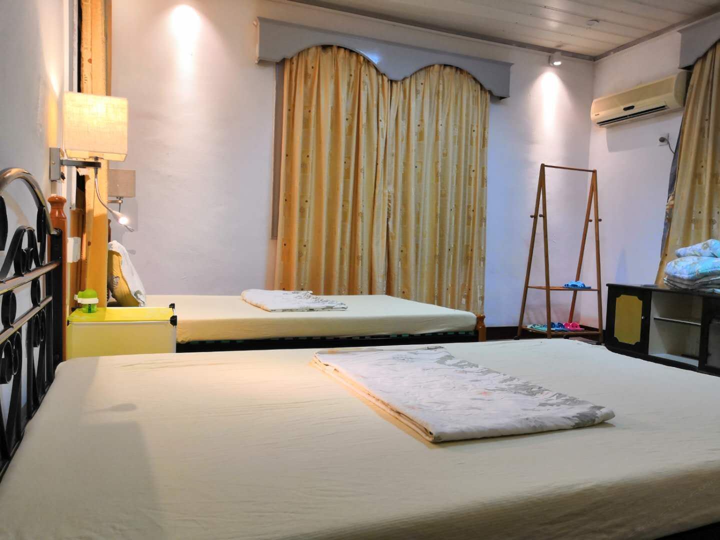 黄色双床房