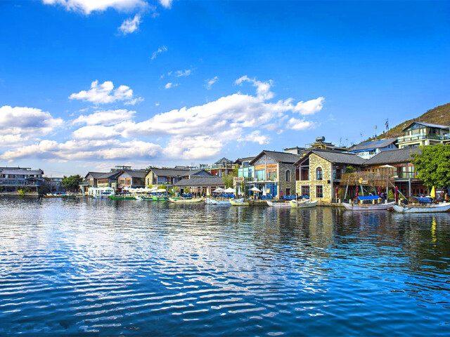 游玩时长:约40分钟 【景点简介】双廊镇位于大理市东北部,洱海东北岸