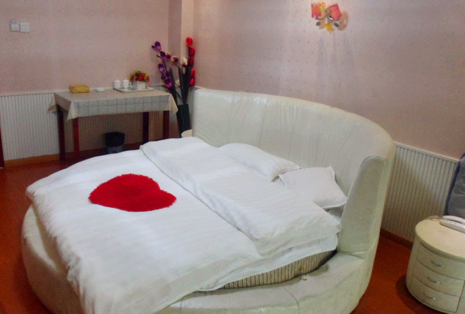 圆床房