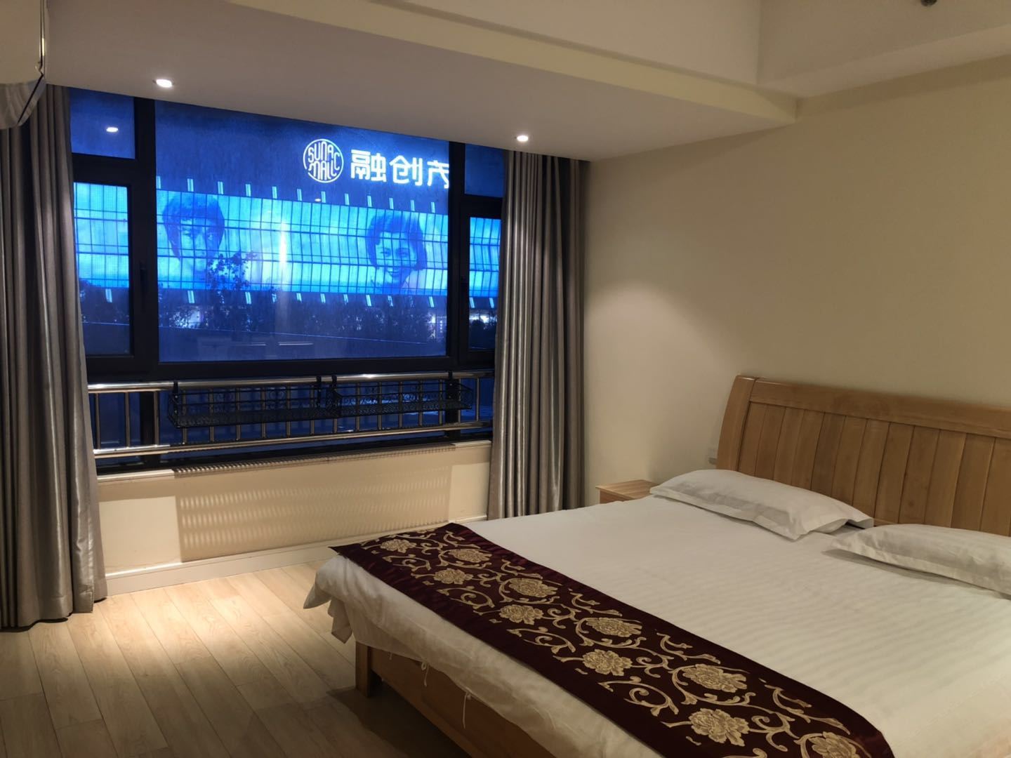 豪华大床房