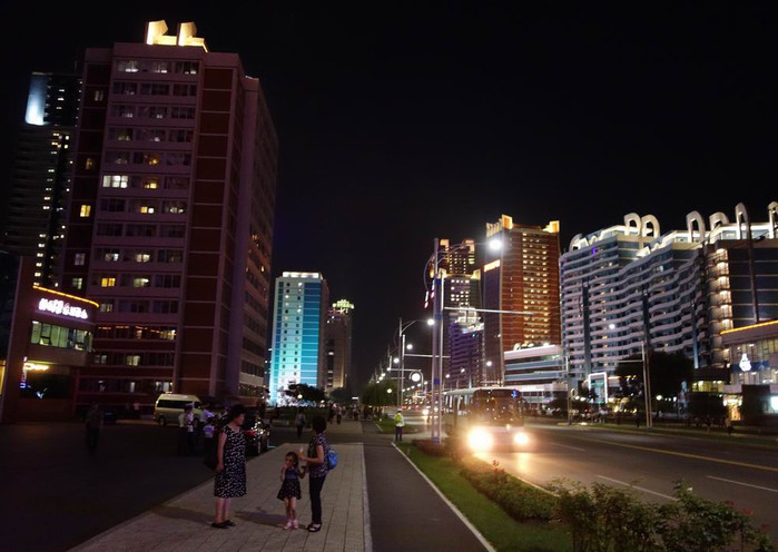 晚饭后,导游领我们参观当天最后一个项目——欣赏平壤夜景.