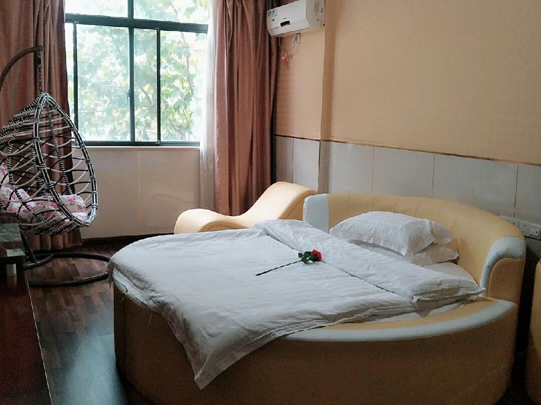 情侣圆床房