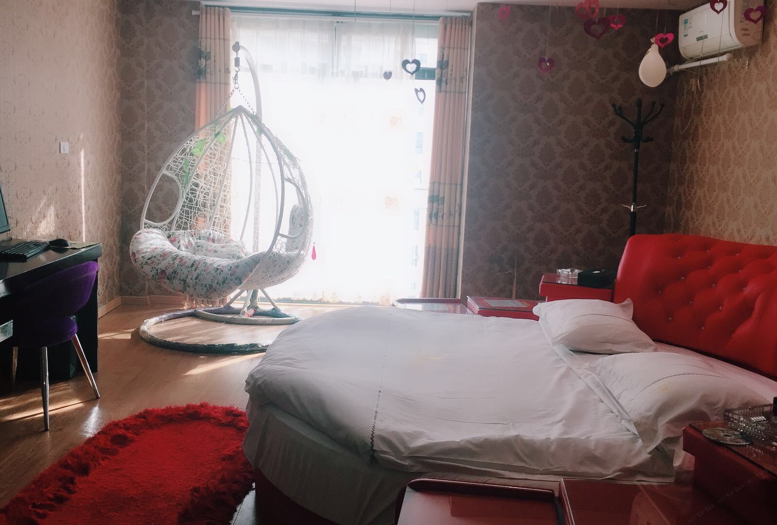 圆床房