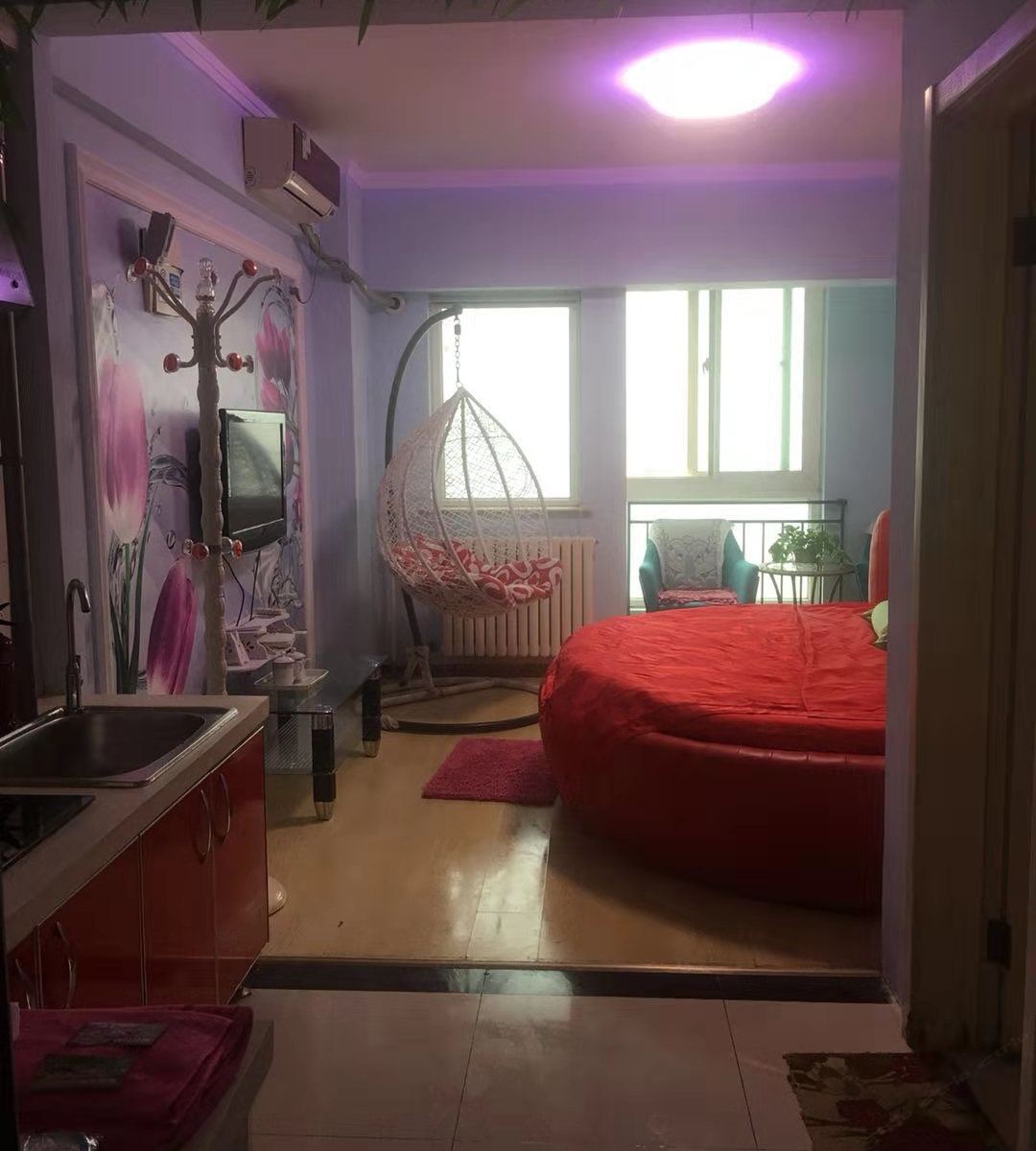 红色情调大圆床一居室
