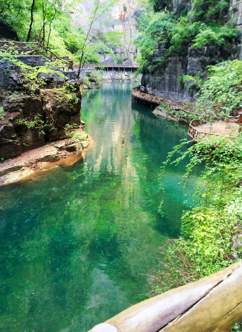 太行山大峡谷之八泉峡,小溪潺潺,碧潭不断,真是"幽谷翠峰梦中寻"呀.