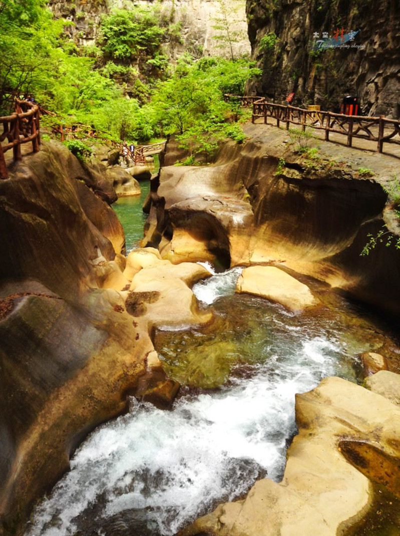 太行山大峡谷之八泉峡,耸立石峰间伴着悠悠的水声,体味仙境般的美好.