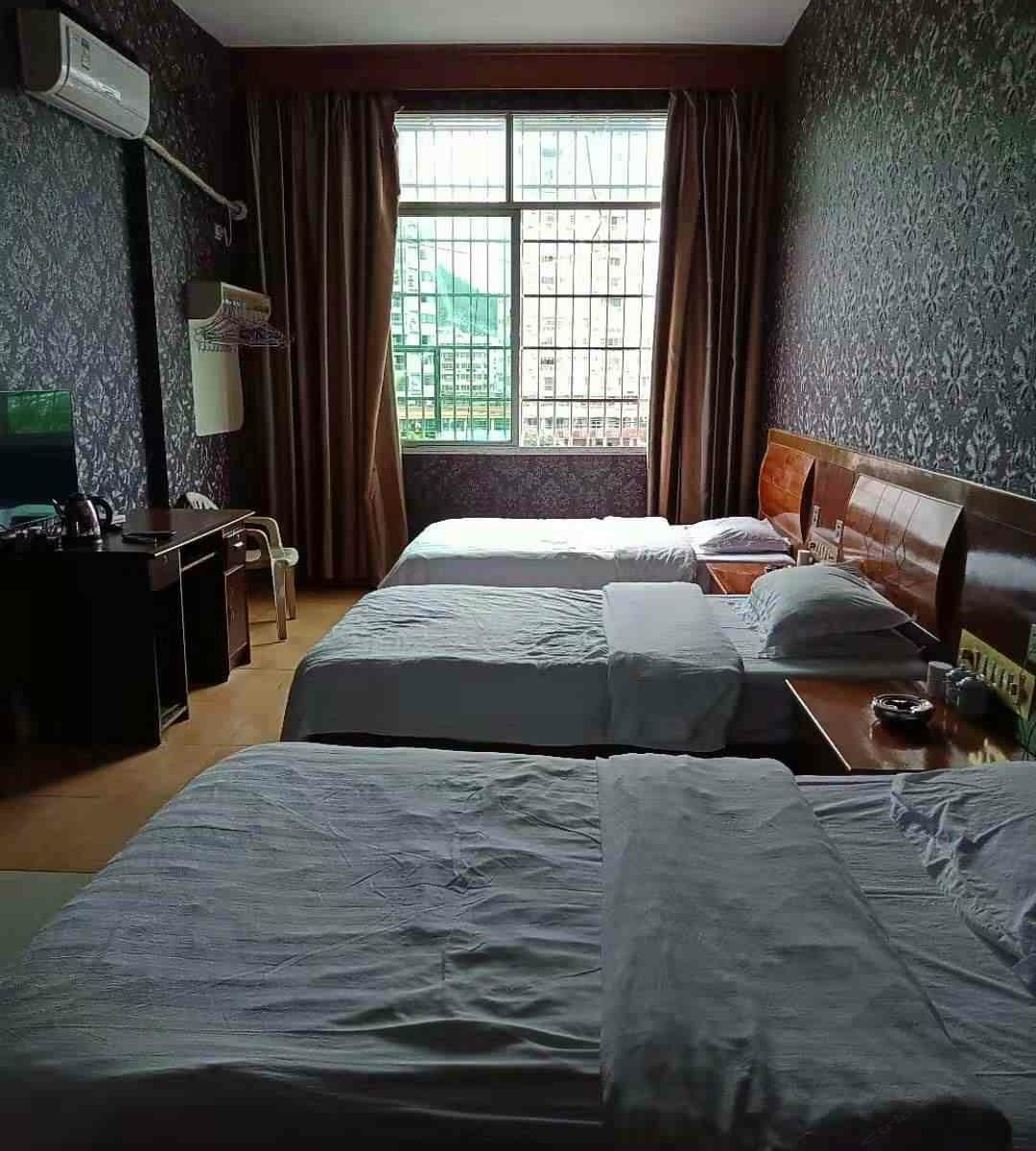 温馨三床房