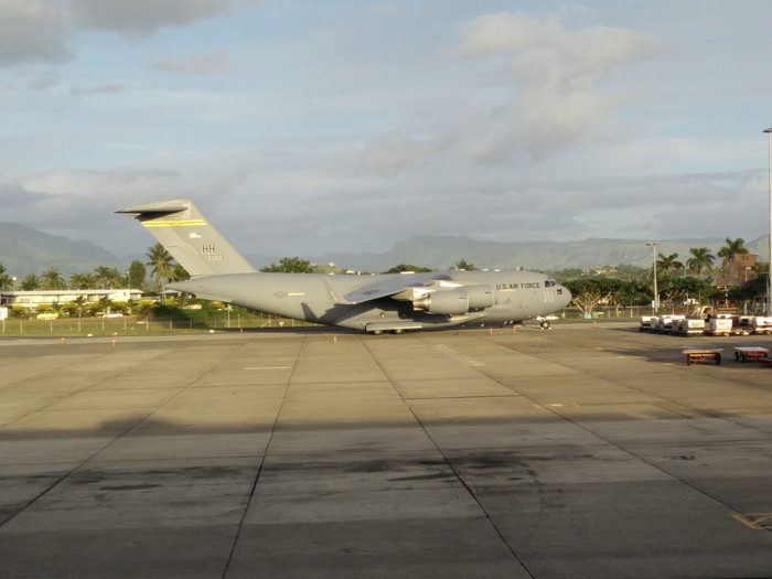 首先看到了一架美国的空军飞机停在机场,由此判断斐济和美国的关系