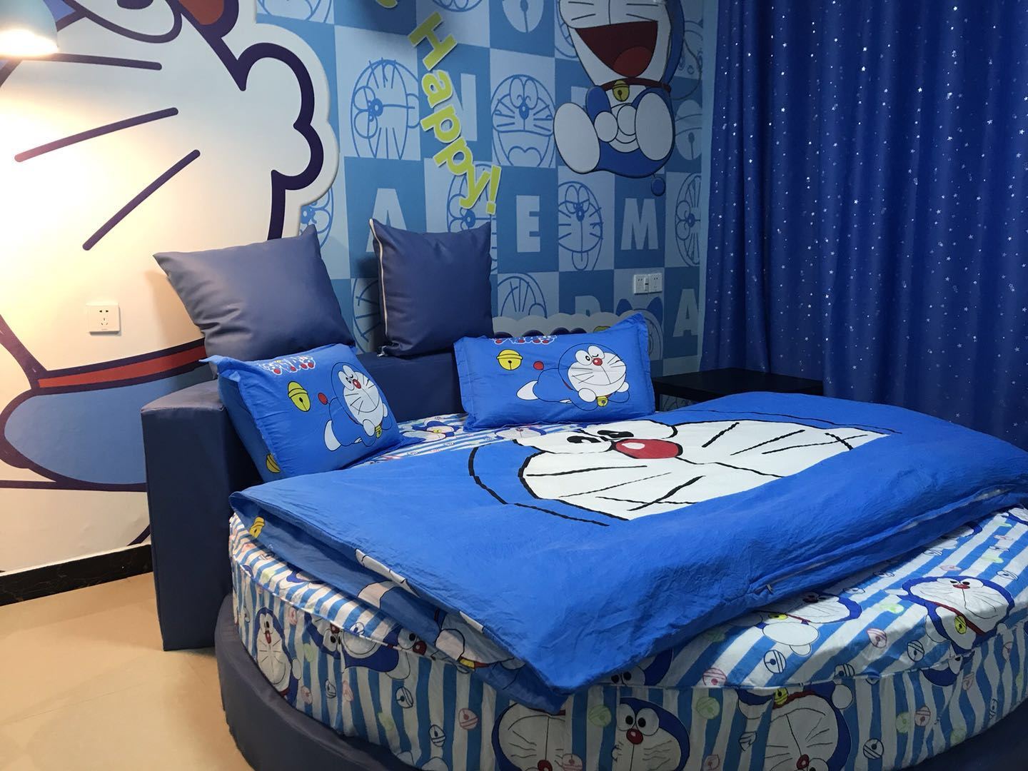 圆床影院房
