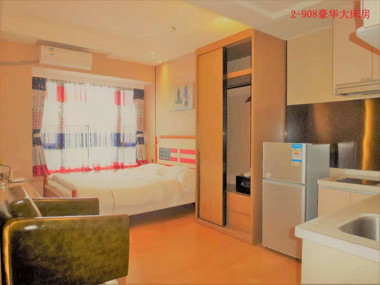 易成时尚大床房