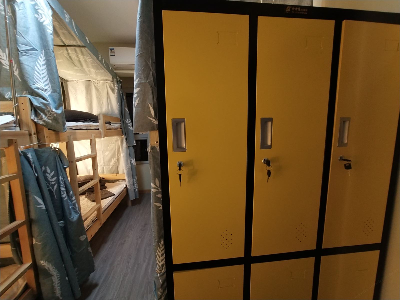 戏梦巴黎六人间(床位房)(公共卫浴)