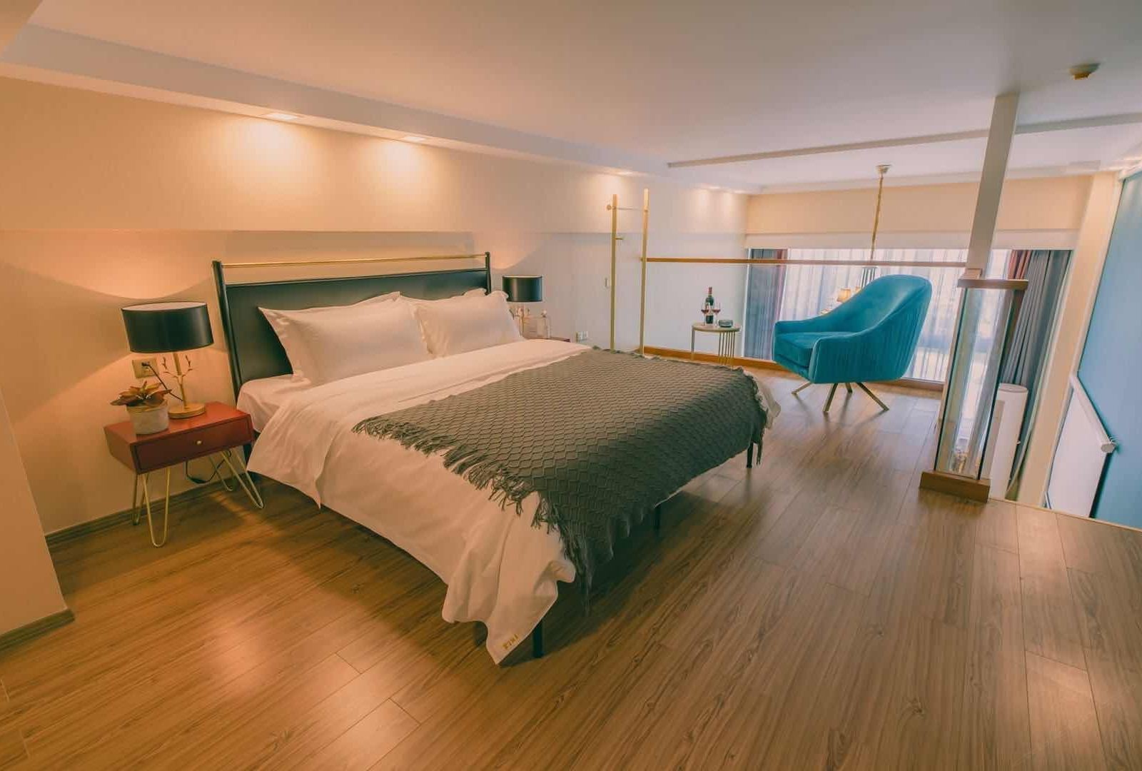 美时复古美式loft影院大床房