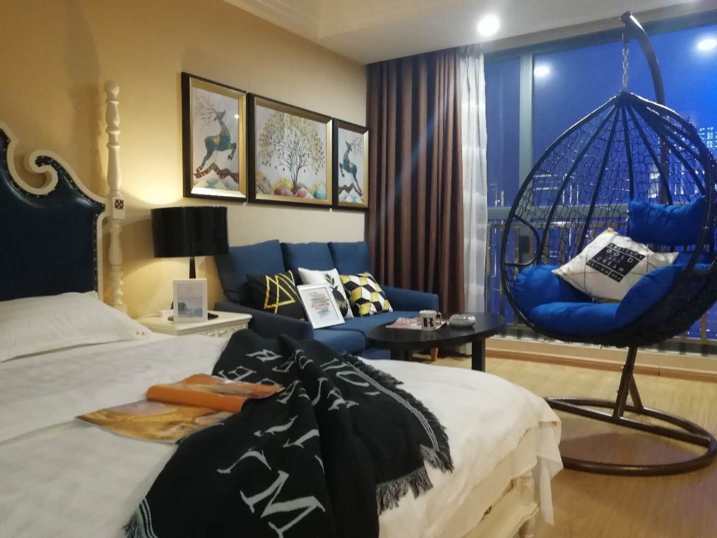 浪漫巴黎影视大床房