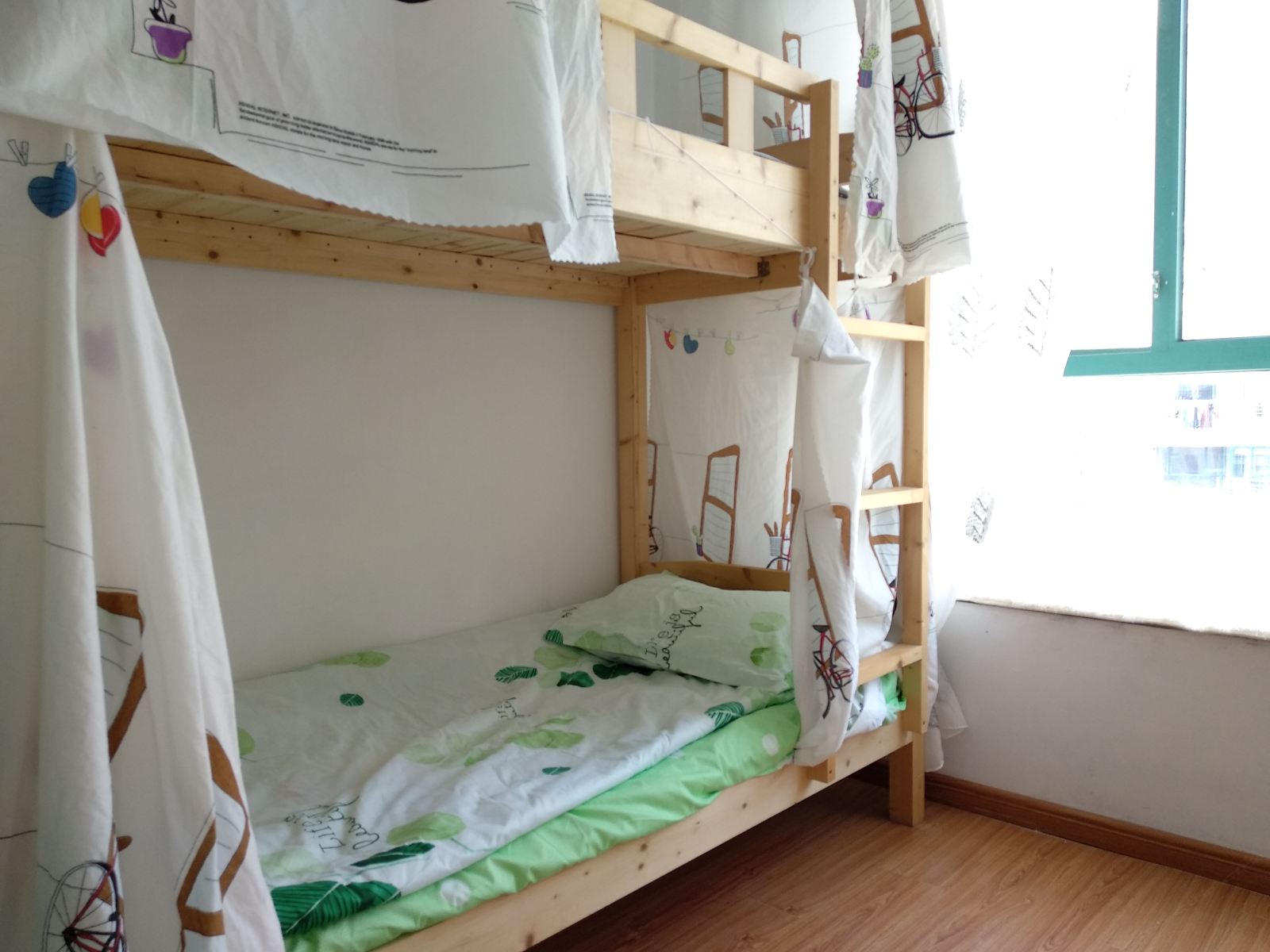 女生空调床位房