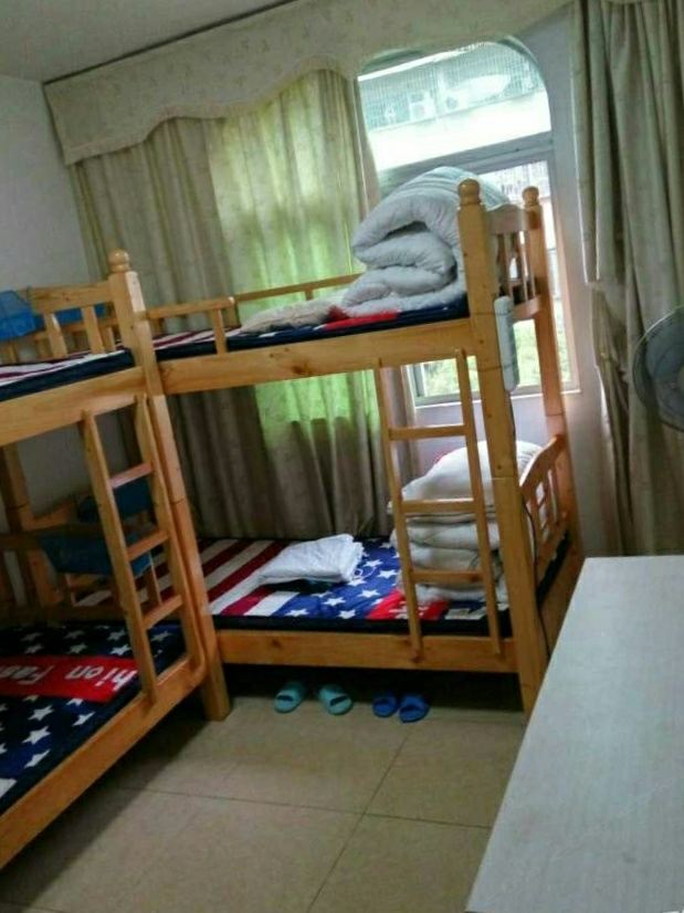 男生客厅六人间