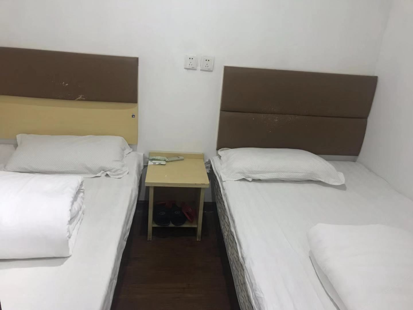 普通双床房(公共卫浴)(无窗)
