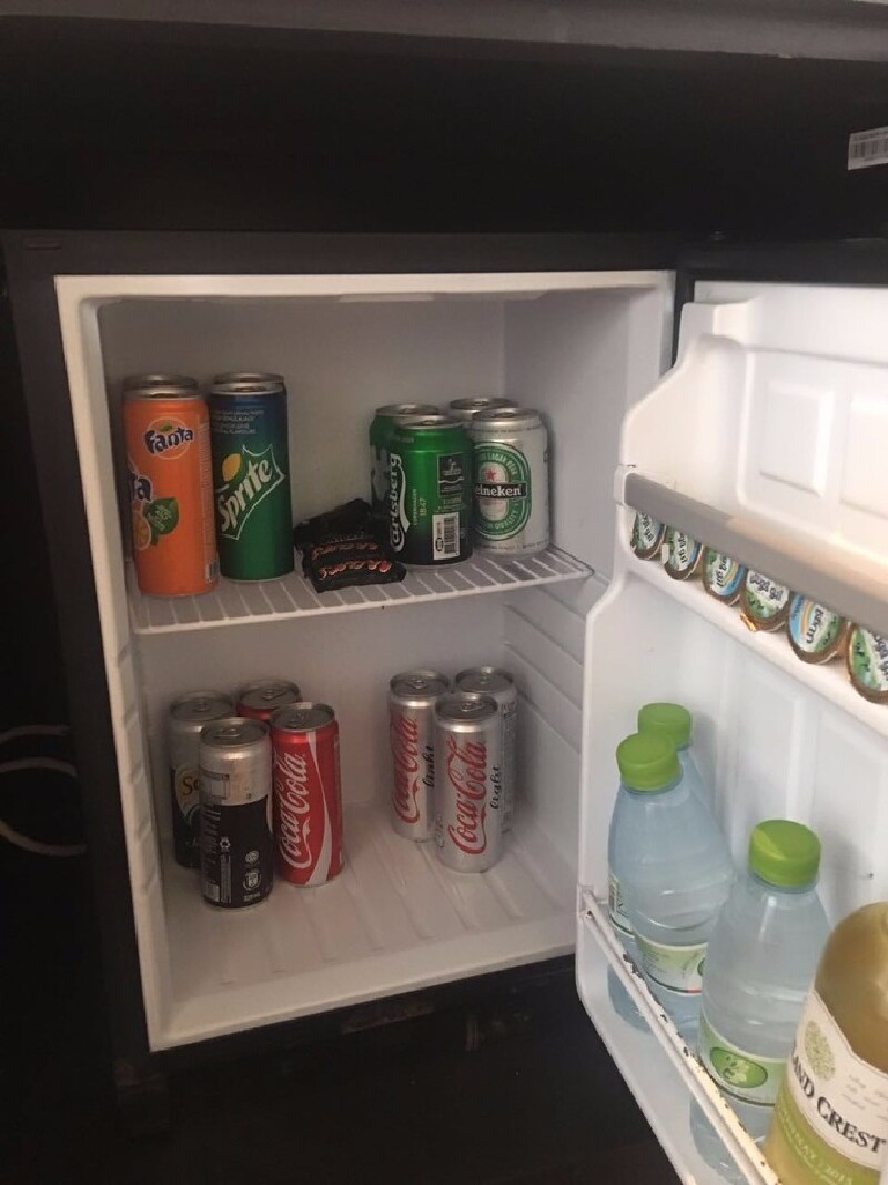 来来来冰箱里的饮料随便喝,零食随便吃,都不用客气!