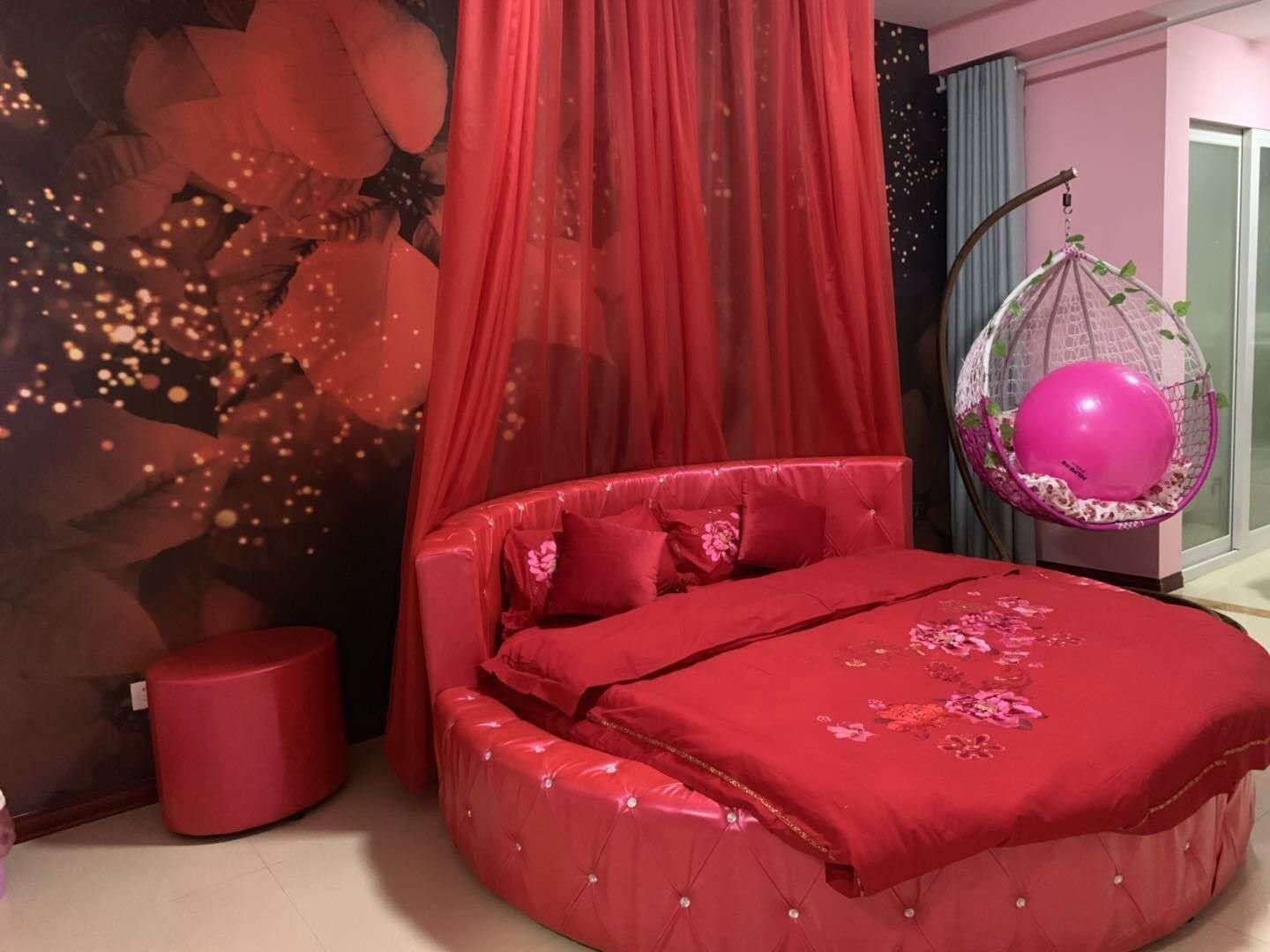 爱情条约激情电动圆床房