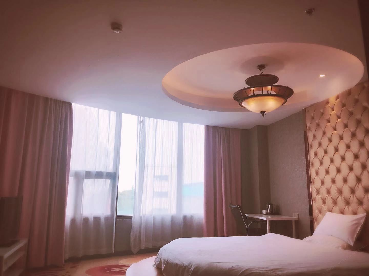 圆床房