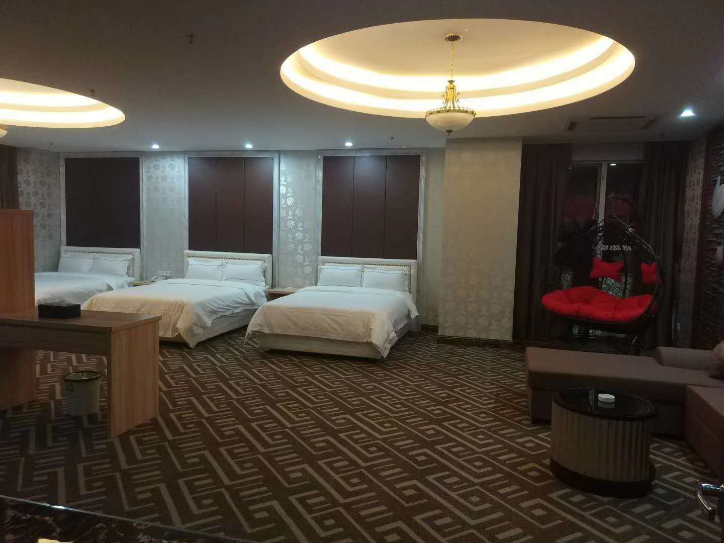 高级三人房