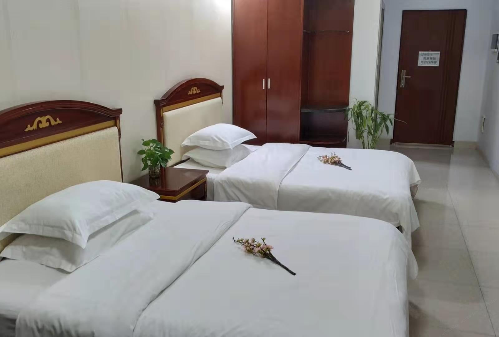 舒适双床间