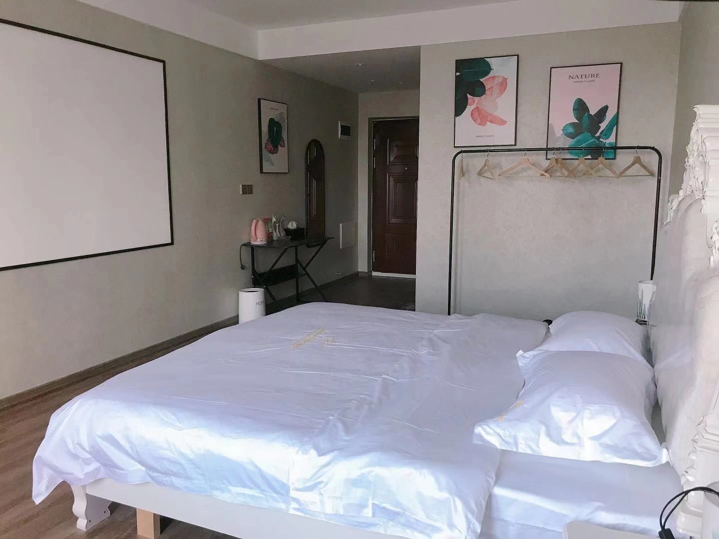 北欧轻奢巨幕大床房