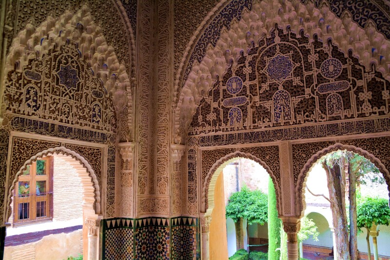 老年人去西班牙的格拉纳达旅游【途牛首发】。