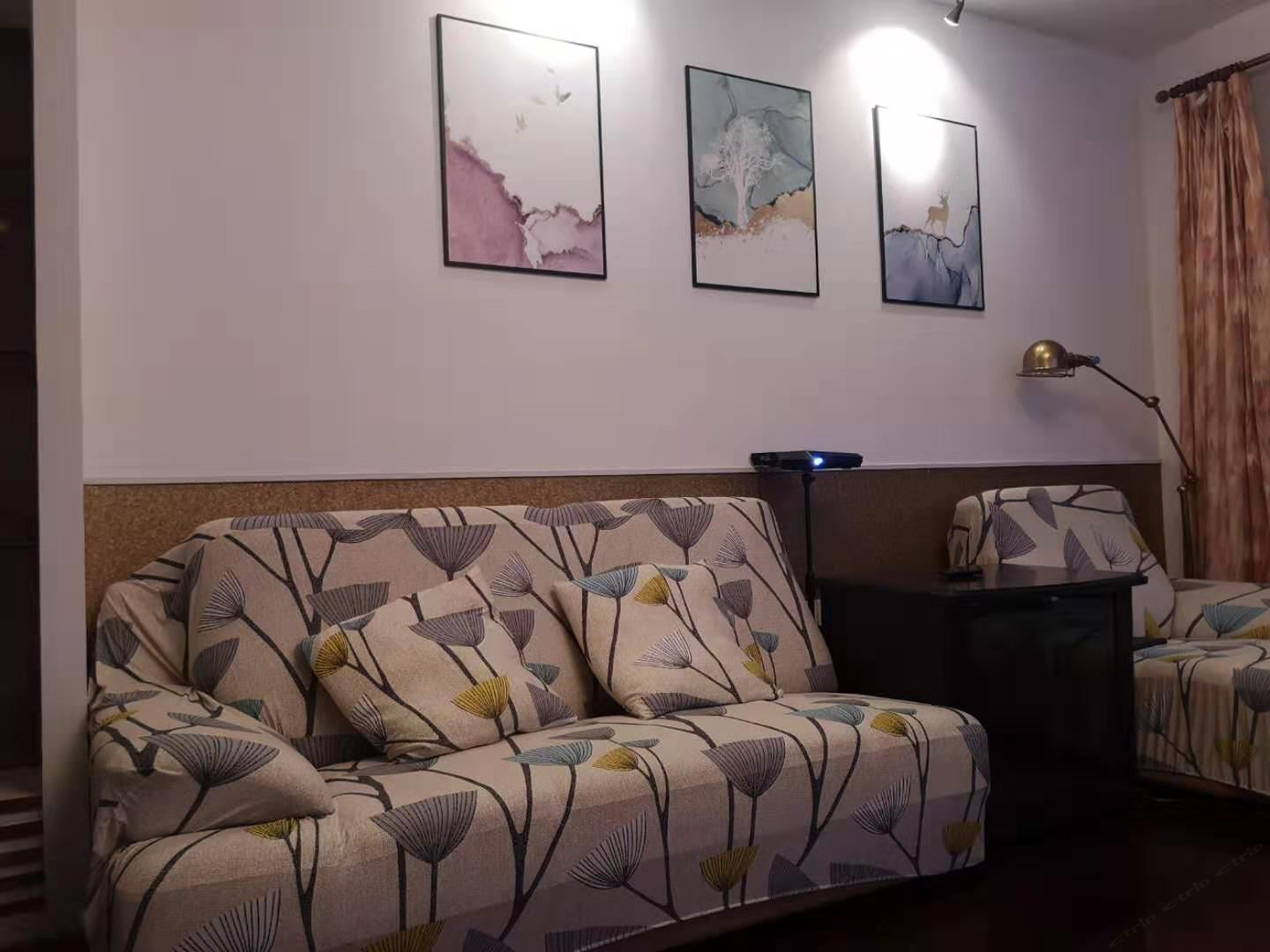 百寸投影套房