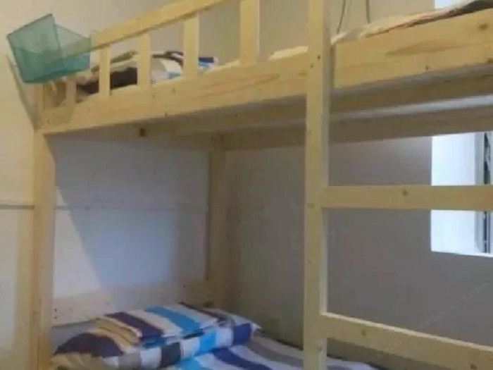 阳光男孩4人床位间