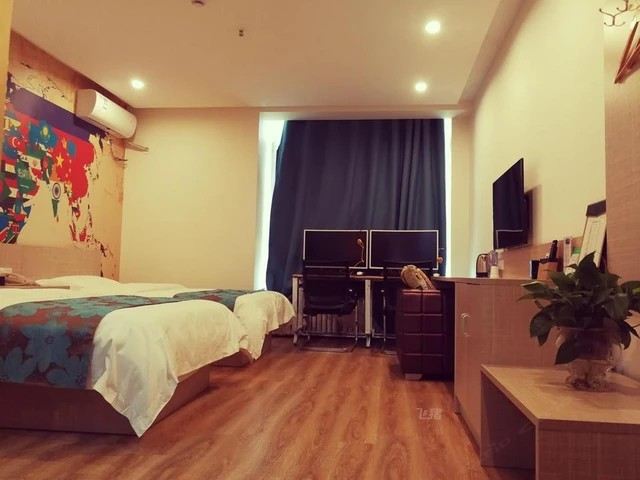双排电脑双床间